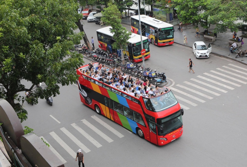 can canh xe buyt 2 tang mui tran lan dau van hanh thi diem tai tai ha noi