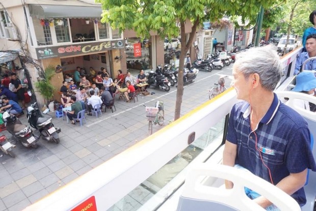 khach tham quan doi nang ne canh cay khi di xe buyt 2 tang mui tran o ha noi