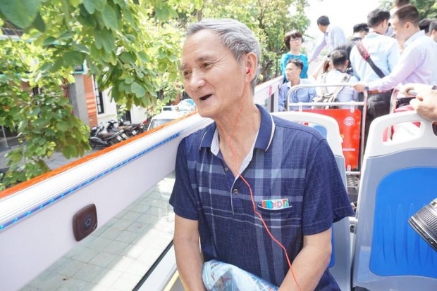 khach tham quan doi nang ne canh cay khi di xe buyt 2 tang mui tran o ha noi