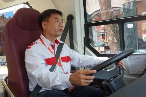 khach tham quan doi nang ne canh cay khi di xe buyt 2 tang mui tran o ha noi