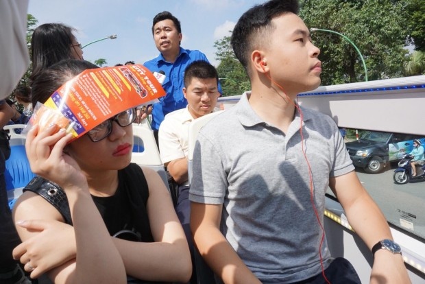 khach tham quan doi nang ne canh cay khi di xe buyt 2 tang mui tran o ha noi