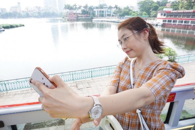 khach tham quan doi nang ne canh cay khi di xe buyt 2 tang mui tran o ha noi