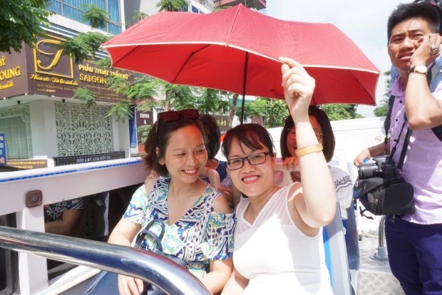 khach tham quan doi nang ne canh cay khi di xe buyt 2 tang mui tran o ha noi