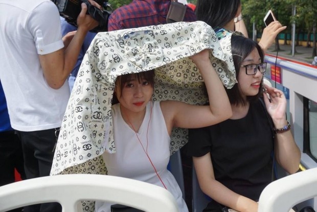 khach tham quan doi nang ne canh cay khi di xe buyt 2 tang mui tran o ha noi