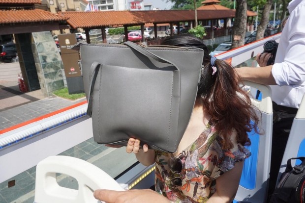 khach tham quan doi nang ne canh cay khi di xe buyt 2 tang mui tran o ha noi