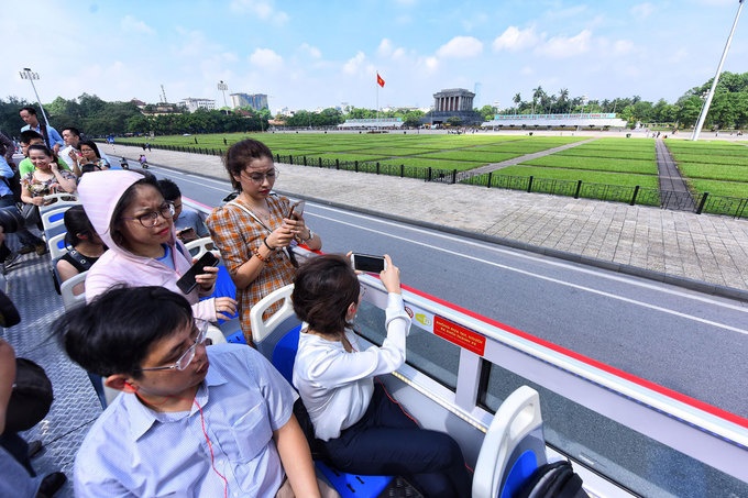 hanh khach trai nghiem tuyen buyt mui tran dau tien o ha noi