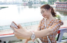 Khách tham quan đội nắng, né cành cây khi đi xe buýt 2 tầng mui trần ở Hà Nội