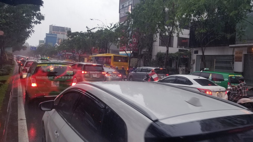 tphcm mua to cuoi tuan ket xe ngap nuoc bua vay san bay tan son nhat