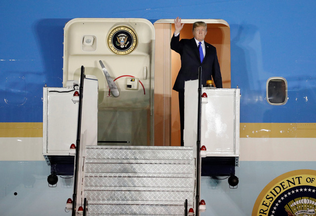 ong kim toi san bay thuong mai ong trump dap can cu quan su
