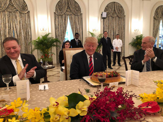 chiec banh sinh nhat bat ngo tren ban tong thong trump