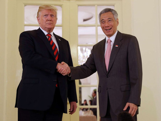 chiec banh sinh nhat bat ngo tren ban tong thong trump