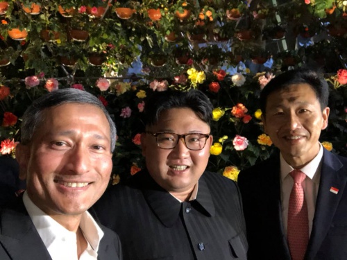 kim jong un chup anh selfie cung ngoai truong singapore