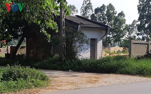 phat hien nguoi dan ong treo co trong nha quan trang