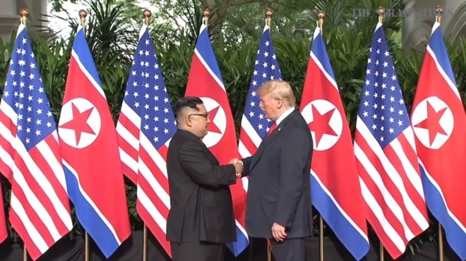 Những hình ảnh ấn tượng trong cuộc gặp giữa Tổng thống Donald Trump và nhà lãnh đạo Triều Tiên Kim Jong - Un cuoc gap trump kim va cu bat tay lich su