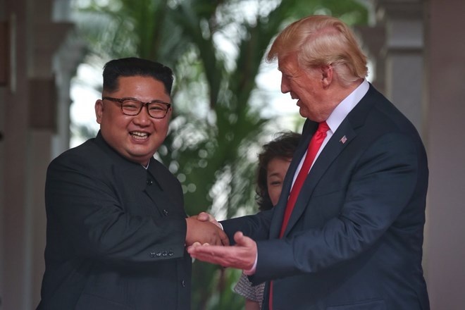 Những hình ảnh ấn tượng trong cuộc gặp giữa Tổng thống Donald Trump và nhà lãnh đạo Triều Tiên Kim Jong - Un cuoc gap trump kim va cu bat tay lich su