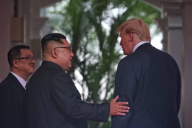Những hình ảnh ấn tượng trong cuộc gặp giữa Tổng thống Donald Trump và nhà lãnh đạo Triều Tiên Kim Jong - Un cuoc gap trump kim va cu bat tay lich su