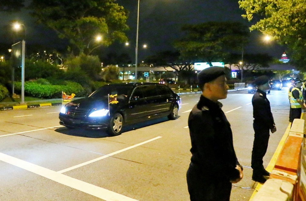ong kim jong un len may bay trung quoc ve nuoc trong dem muon