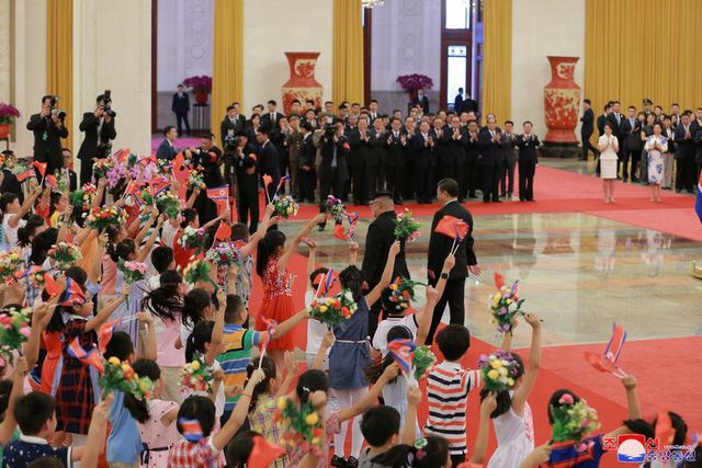 trieu tien bat ngo cong bo hinh anh ong kim jong un tham trung quoc