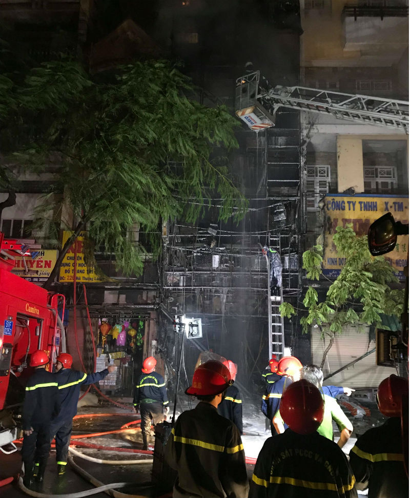 chay lon luc nua dem o khu cho lon nha 5 tang bi thieu rui