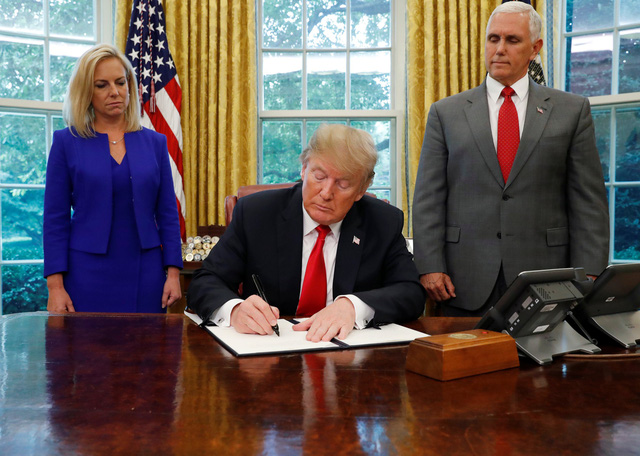 Ông Trump lùi bước, không chia rẽ gia đình người nhập cư lậu tại biên giới ong trump lui buoc khong chia re gia dinh nguoi nhap cu lau tai bien gioi