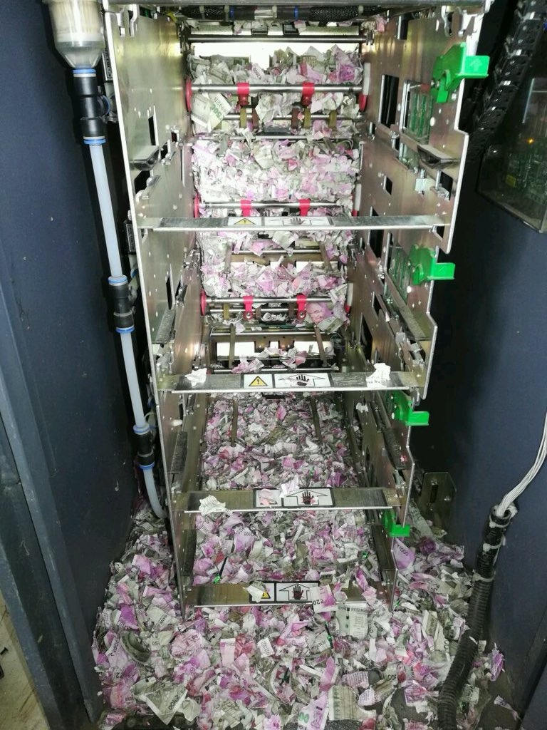 chuot can nat hon 17000 usd trong may atm