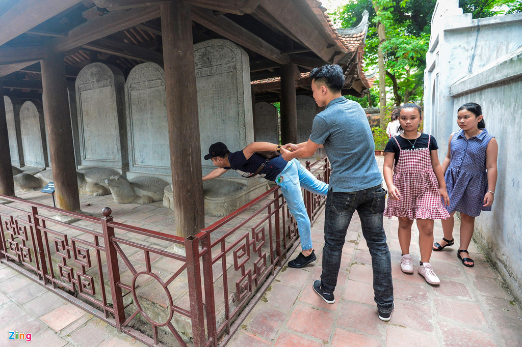 si tu keo nhau den van mieu so dau rua chim hac cau may