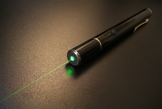 cau be 9 tuoi mu mat vi den laser do choi