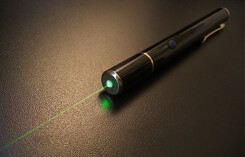 Cậu bé 9 tuổi mù mắt vì đèn laser đồ chơi