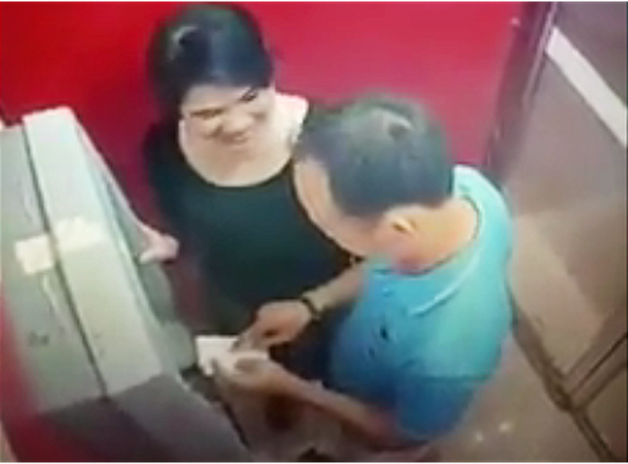 bi rut sach tien vi ghi mat khau len the atm