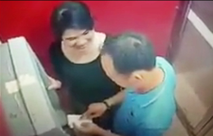 kieu nu ngan hang chiem doat 50 ty dong cua 6 khach hang
