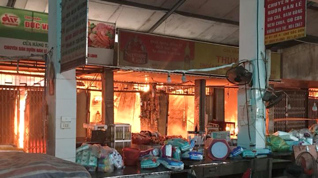 vu chay cho phu lo dinh chi cong tac dieu hanh 30 ngay doi voi lanh dao ban quan ly cho de phuc vu dieu tra