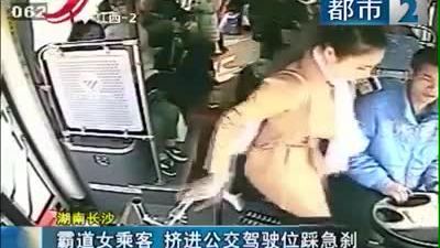 doi xuong giua duong nu hanh khach tu dap phanh xe buyt
