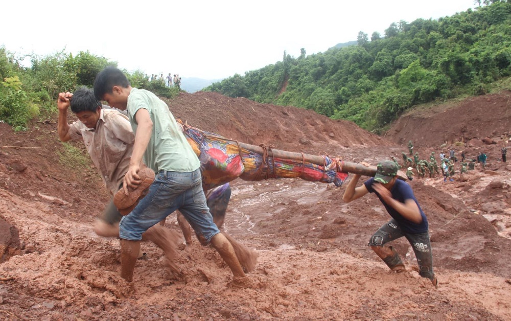 chong dung doi tay tran boi bun dat tim vo con sau tran sat lo kinh hoang o lai chau vtc news