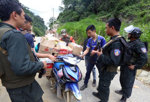 canh sat kiem tra gat gao duong vao thung lung ma tuy ta de