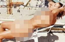 Nữ du khách bị chỉ trích vì khỏa thân nơi thánh địa