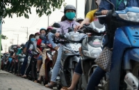 hai chau be tu vong do nguoi phu nu lui xe oto bat can