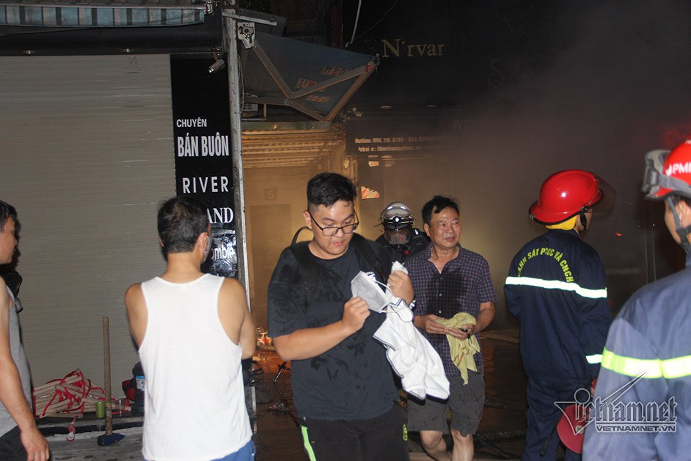 Hà Nội: Khu tập thể cháy lớn trong đêm, nhiều người mắc kẹt ha noi khu tap the chay lon trong dem nhieu nguoi mac ket