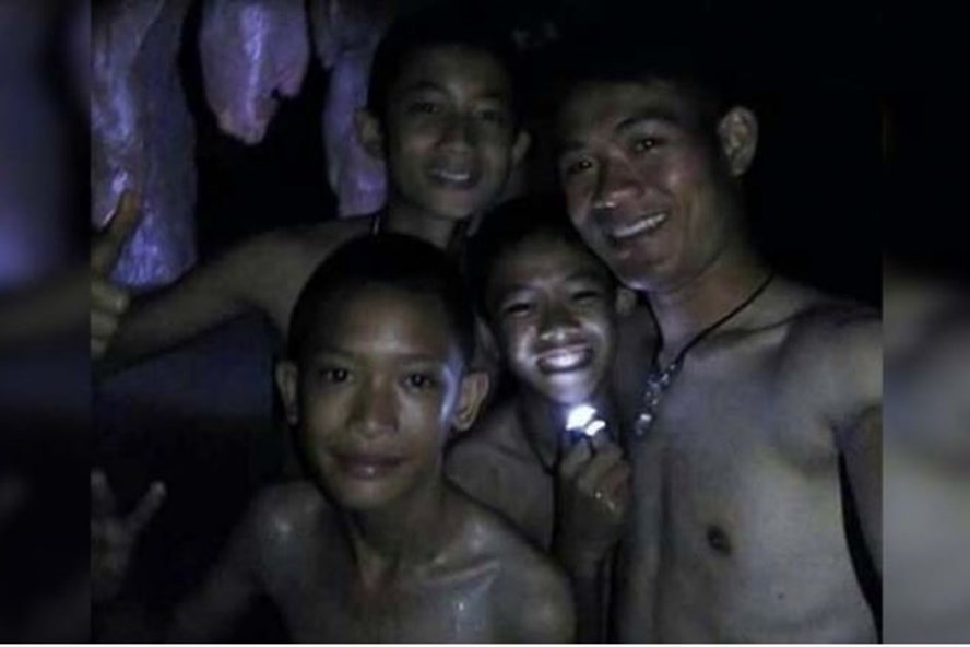 thai lan da tim thay doi bong nhi cung huan luyen vien bi mac ket trong hang tham luang