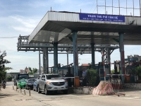 vu bot tan de lai xe dung binh xit ve phia nhan vien tram thu phi