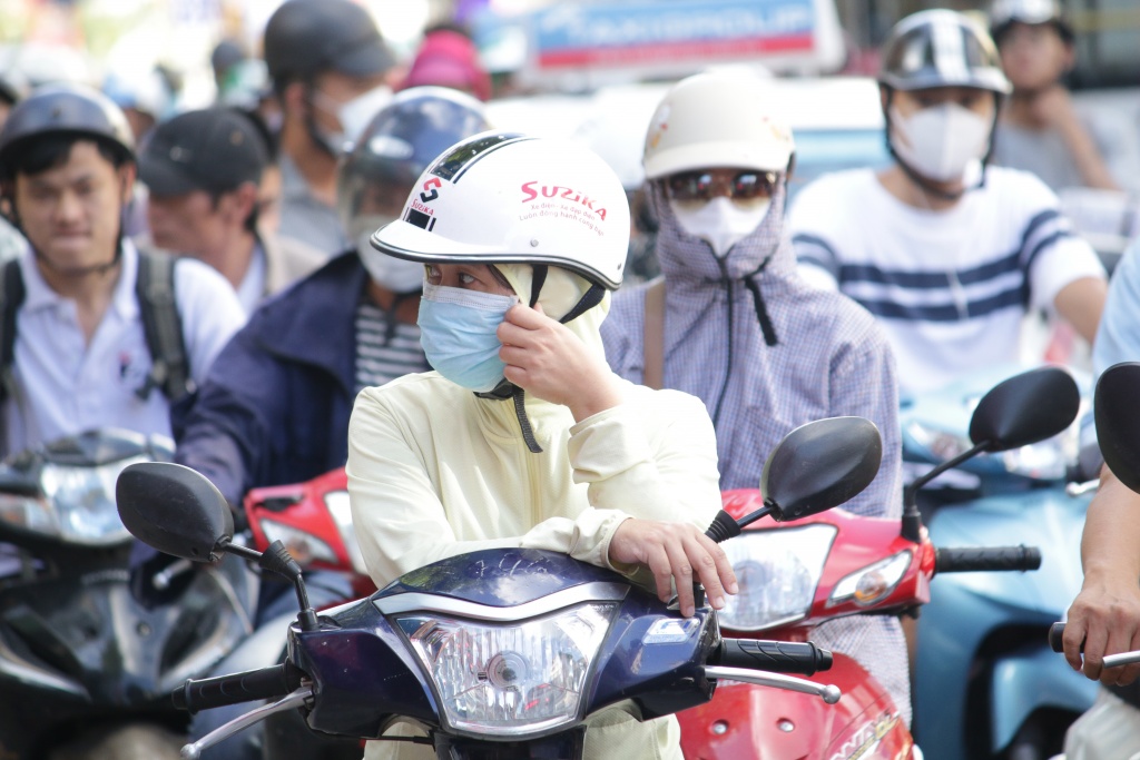 giao thong ha noi ngay nang nong dinh diem tiem an nguy co tai nan cho nhung ninja di xe may