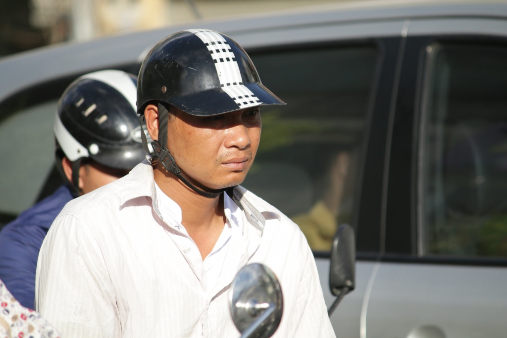 Tham gia giao thông dưới cái nắng hơn 40 độ: 'Cơn ác mộng' của người dân Hà Nội tham gia giao thong duoi cai nang hon 40 do con ac mong cua nguoi dan ha noi