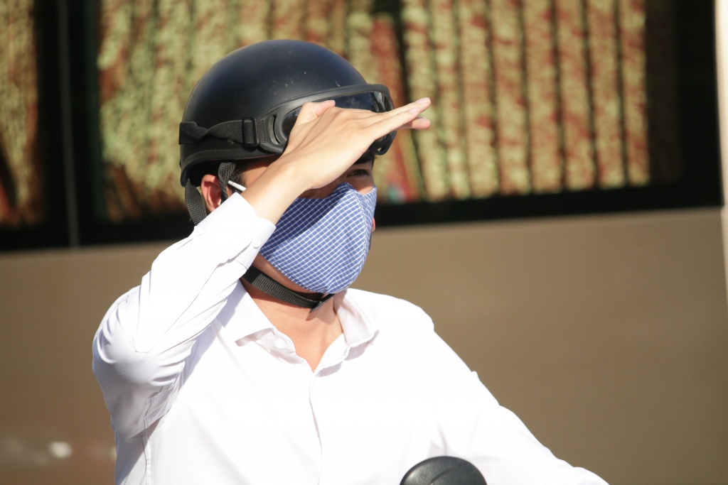 Tham gia giao thông dưới cái nắng hơn 40 độ: 'Cơn ác mộng' của người dân Hà Nội tham gia giao thong duoi cai nang hon 40 do con ac mong cua nguoi dan ha noi