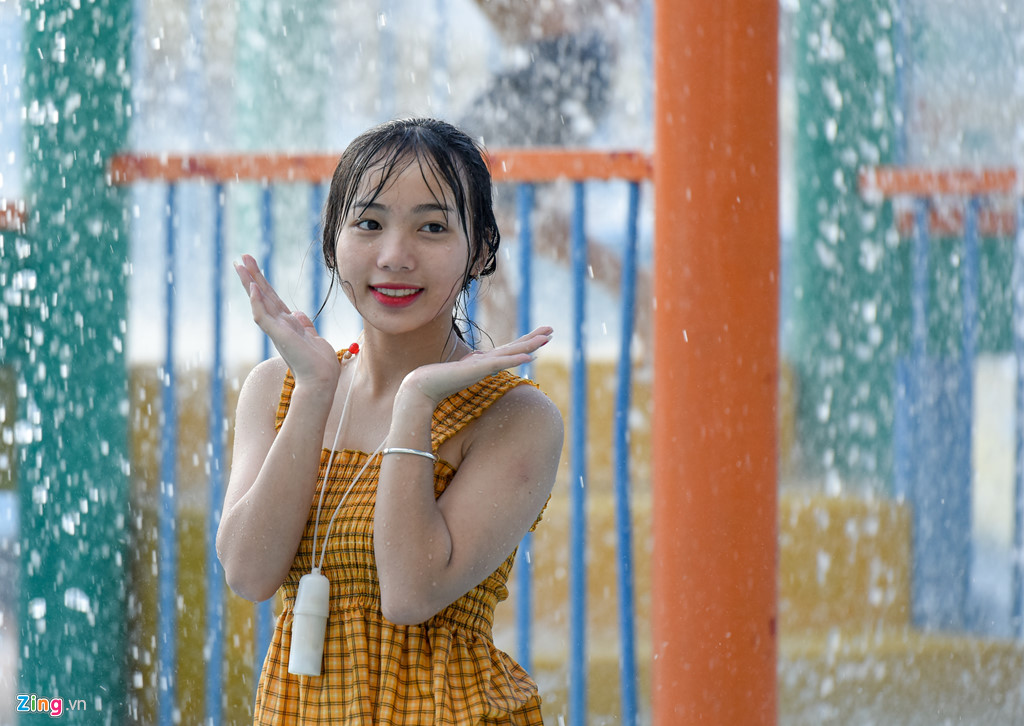 Thiếu nữ Hà thành vùng vẫy ở bể bơi giải nhiệt ngày nóng kỷ lục thieu nu ha thanh vung vay o be boi giai nhiet ngay nong ky luc