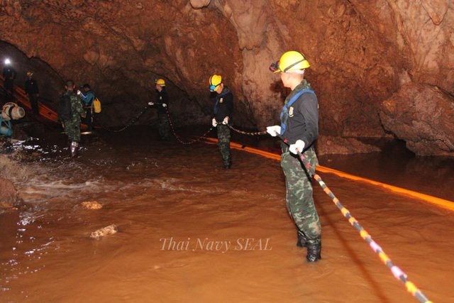 cuu dac nhiem thai lan thiet mang khi giai cuu doi bong trong hang