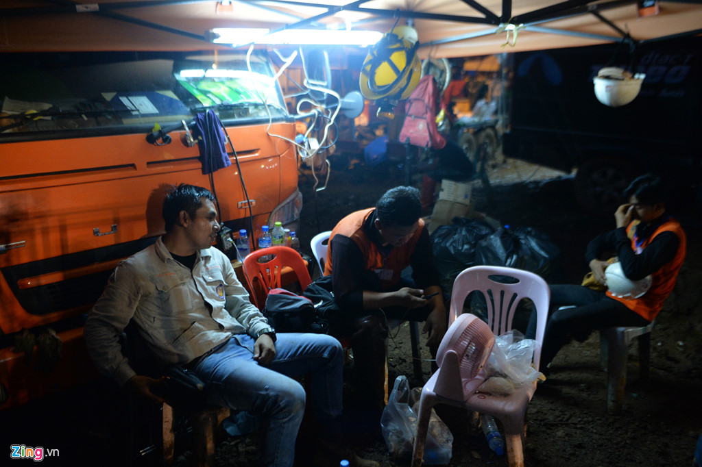 dem trang noi dai cong truong giai cuu doi bong thai