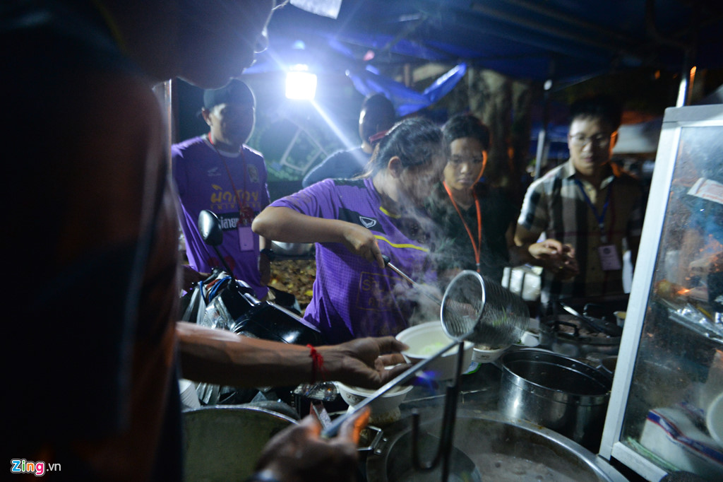 dem trang noi dai cong truong giai cuu doi bong thai