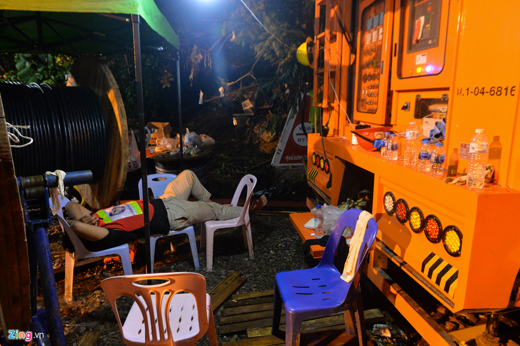dem trang noi dai cong truong giai cuu doi bong thai