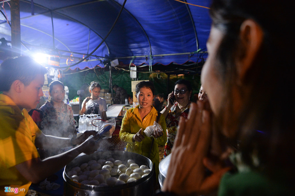 dem trang noi dai cong truong giai cuu doi bong thai