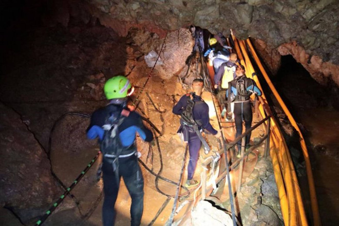 du kien 21h dua duoc thanh vien dau tien cua doi bong thai ra ngoai