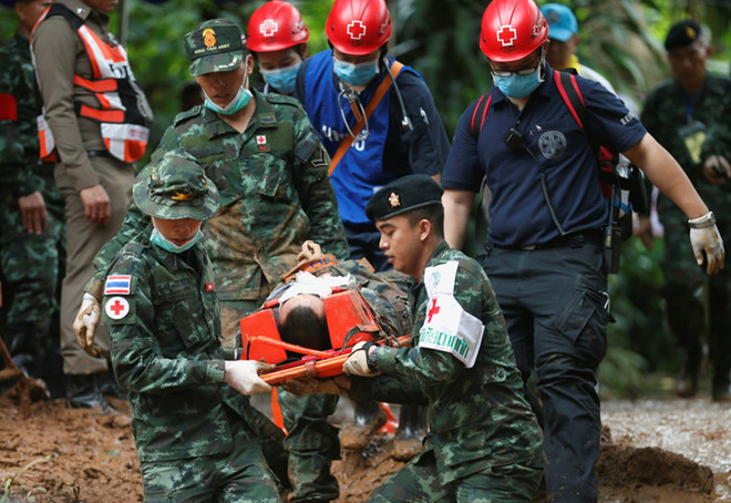 du kien 21h dua duoc thanh vien dau tien cua doi bong thai ra ngoai